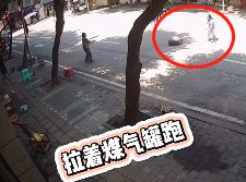 液化氣罐：大姨，請你尊重我，咱不帶這樣式兒的